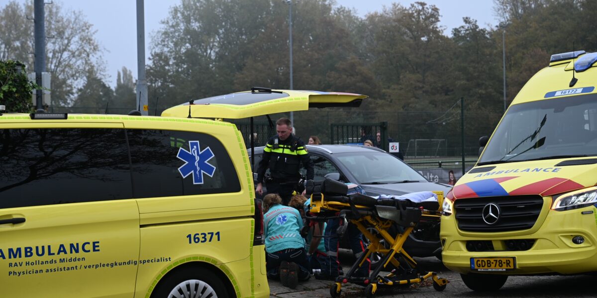 Jongetje gewond bij aanrijding op parkeerterrein Voorschotense sportvelden