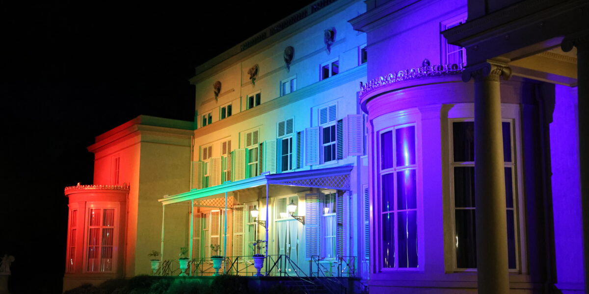 Raadhuis De Paauw in regenboogkleuren voor Coming Out Day