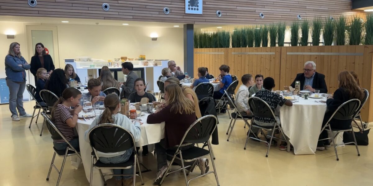 Leerlingen groep 8 van basisschool Willem de Zwijger bij burgemeestersontbijt Leiderdorp