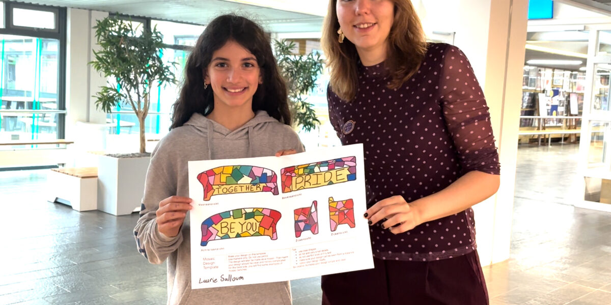 Laurie (12) wint ontwerpwedstrijd Pridebankje Oegstgeest