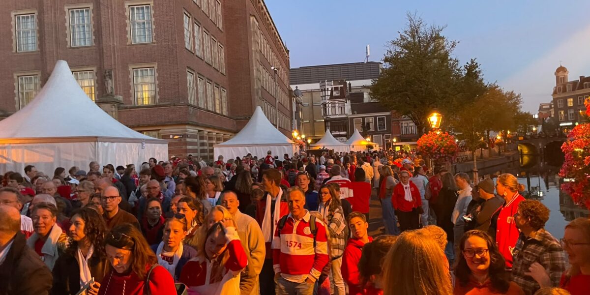 Topdrukte bij Reveille op Stadhuisplein