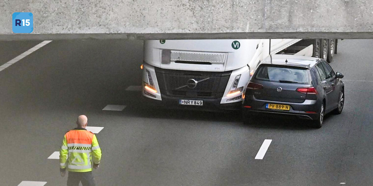 Ongeval tussen vrachtwagen en auto op de A4 bij Leiden